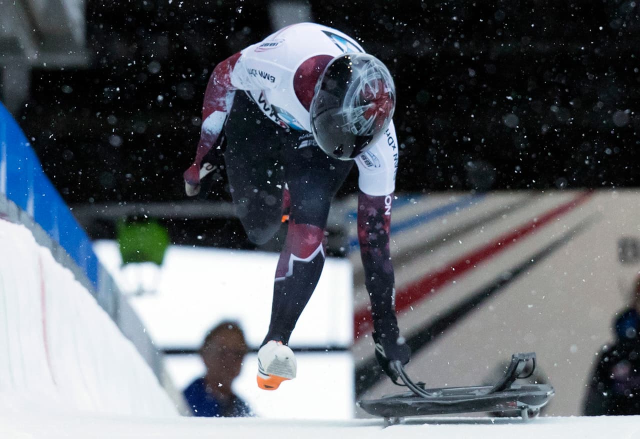 Este es un trineo sencillo y el piloto tendrá que buscar una velocidad que se adecúe a su necesidad y capacidad, en esta modalidad que es la más antigua en el descenso sobre hielo.