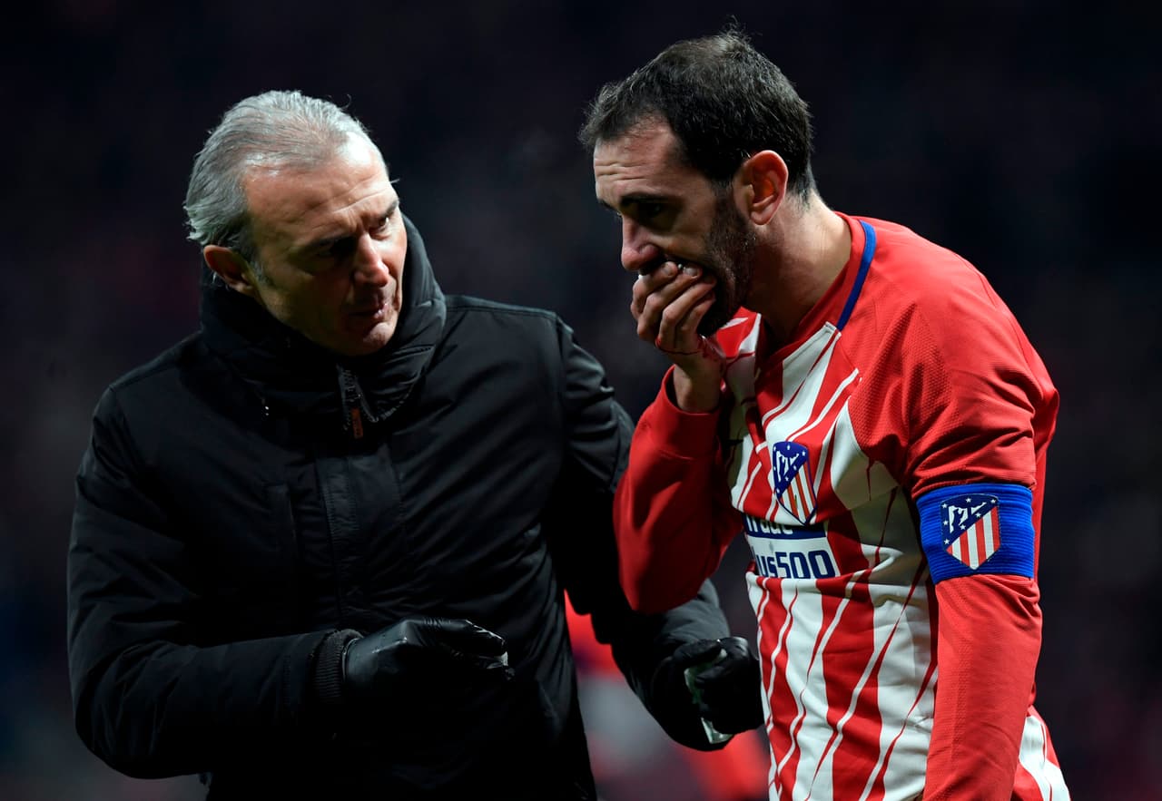 Lo grave del partido llegó con Diego Godín, el zaguero fue golpeado por el arquero con el codo.