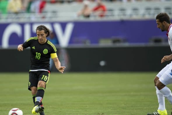 7 Andrés Guardado tampoco entendió su labor en la primera parte y desde el medio campo dejó espacios que aprovecharon los rivales. El apoyo de Vázquez y Esquivel ayudó al equipo y al propio Guardado.