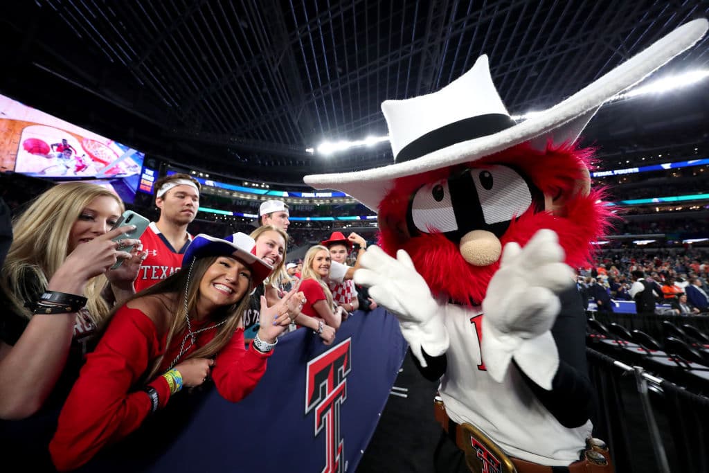 Un increíble ambiente el que se vivió dentro y fuera del US Bank Stadium previo al Juego por el Campeonato Nacional del básquetbol universitario entre los Texas Tech Red Raiders y los Virginia Cavaliers.