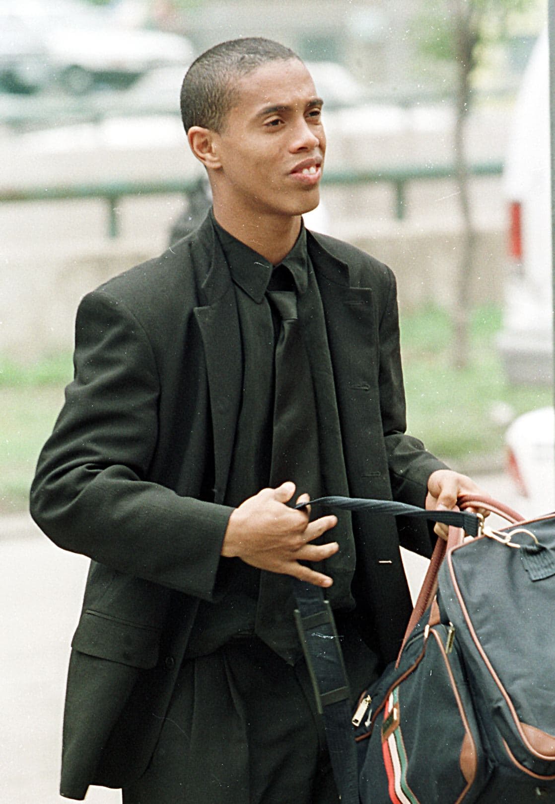 La carrera de 'Dinho' inició en 1998 con el Gremio de Porto Alegre, y muy rápido comenzó a sumar trofeos a su palmarés: Campeonato Gaúcho y Copa Sul, ambos en 1999.