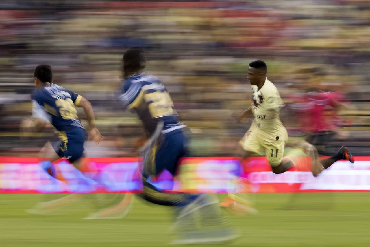 La velocidad de Andrés Ibargüen ante los defensores de Monarcas.