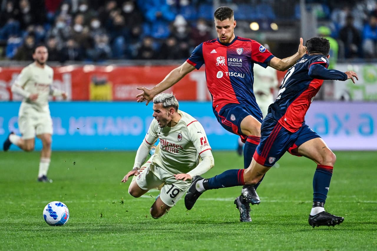 El Milan venció al Cagliari como visitante gracias a un solitario gol de Ismael Bennnacer y sigue como lider de la Serie A.