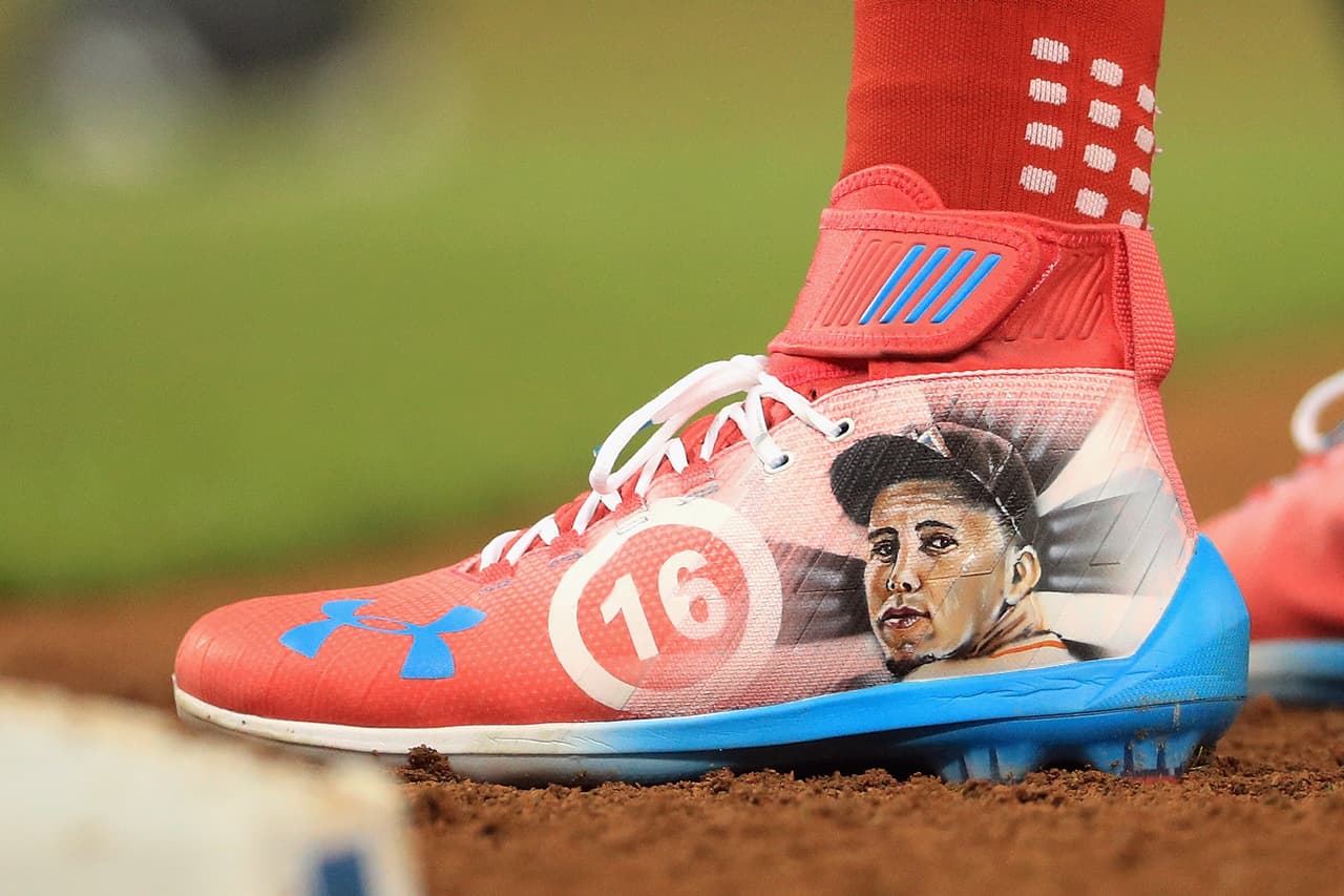 Una de las imágenes del Juego de Estrellas: Bryce Harper rindió homenaje a José Fernández llevando su imagen en sus tenis.