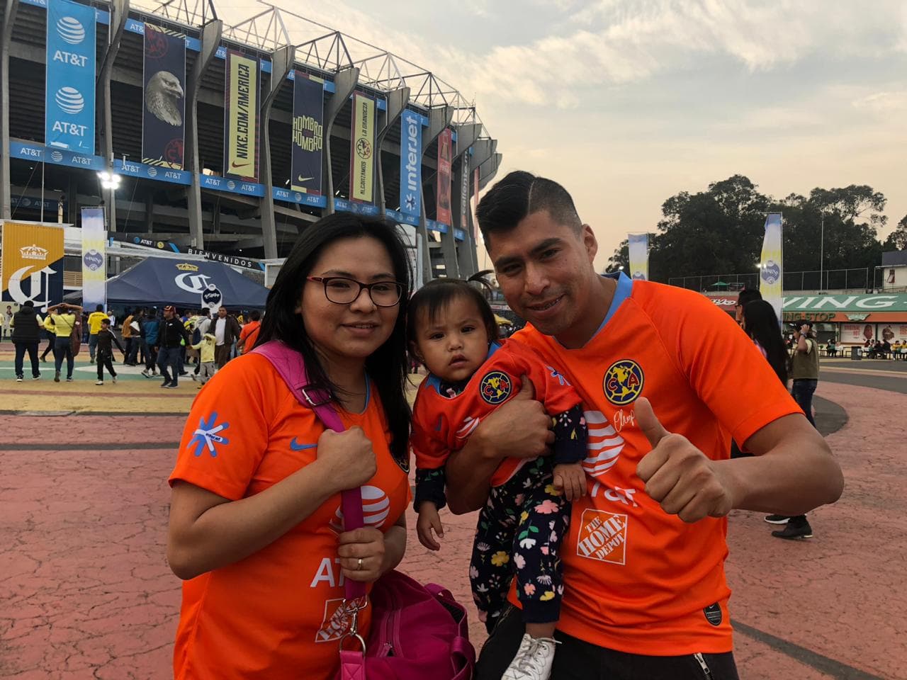 Una familia de fanáticos de América estrena la playera conmemorativa de 'El Chanfle' afuera del Estadio Azteca antes del partido.