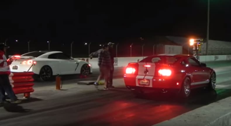 En YouTube es posible encontrar un video que muestra a Saúl Álvarez demostrando su pasión por la velocidad. Allí se lo ve corriendo en un Autódromo de Guadalajara, México, a bordo de un 
<b><a href="https://www.univision.com/noticias/auto-shows/nissan-mejoro-el-gt-r-para-2015">Nissan GT-R</a></b> con un Ford Shelby GT500 como competidor. Por cierto el Shelby ganó cómodamente.