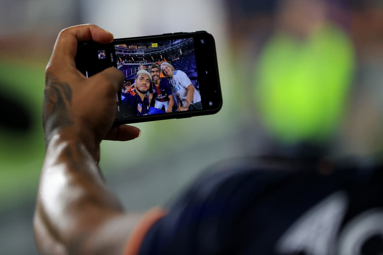 Este aficionado se llevó un recuerdo de la visita del crack venezolano al TQL Stadium.
<br>