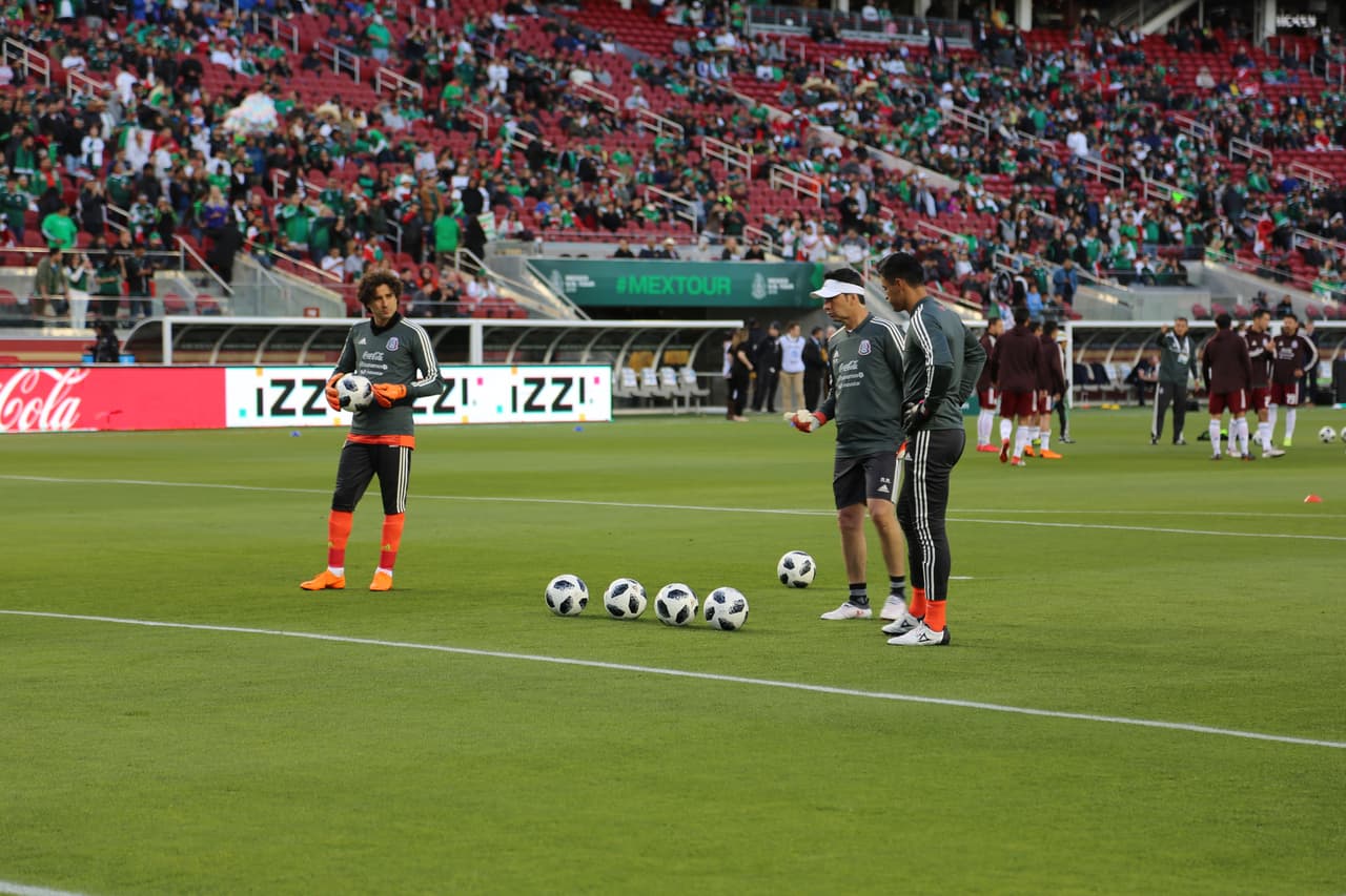 Seguimiento gráfico de los trabajos en cancha de los jugadores, las características del escenario y hasta la alegría de los asistentes en el Levi's Stadium en el partido de México contra Islandia.