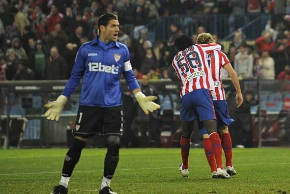 Un autogol del Sevilla y un gol en tiempo descuento voltearon el marcador y le dieron el triunfo al Atlético.