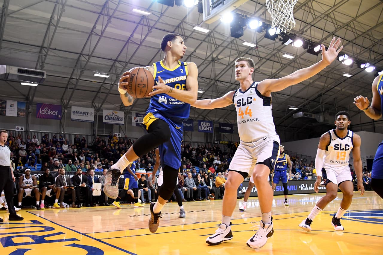 Su fecha de nacimiento es el 10 de abril de 1993. Tiene 26 años.