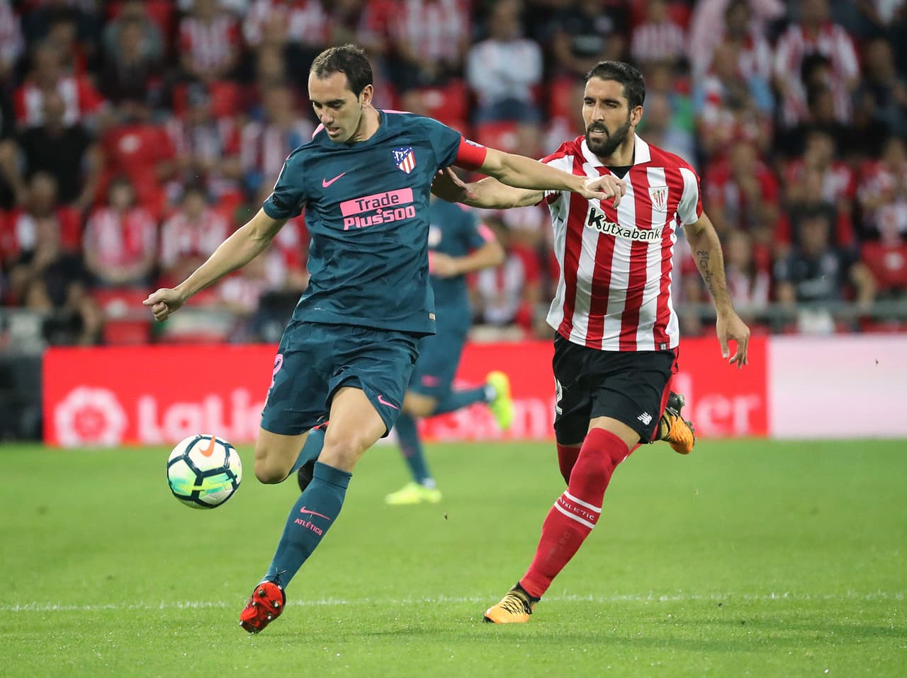 Diego Godín mantuvo al márgen a Raúl Garcia, el delantero de la escuadra vasca.
