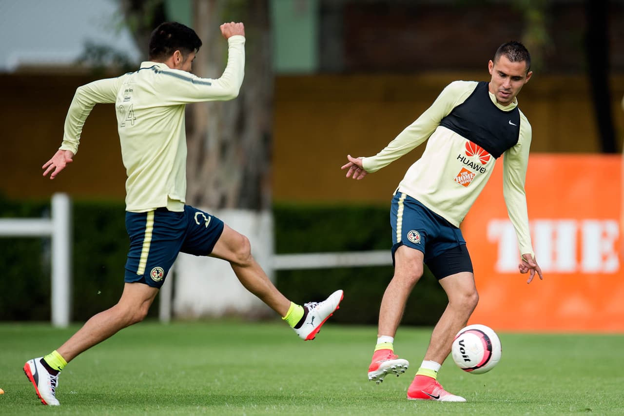 Las prácticas tienen mecanización de movimientos para mejorar las fórmulas de ataque y defensa del equipo.