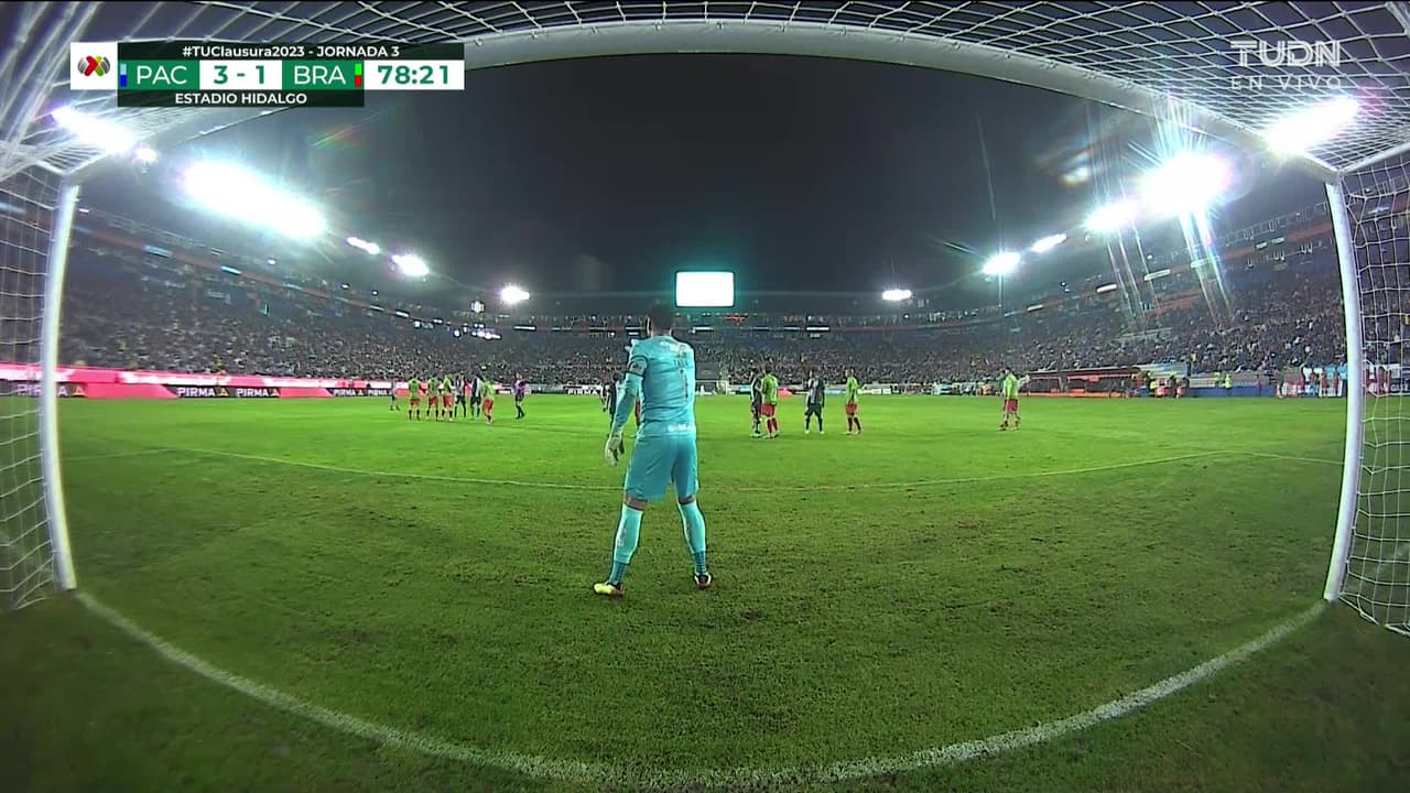 ¡TIRO ATAJADO! disparo por Luis Chávez.