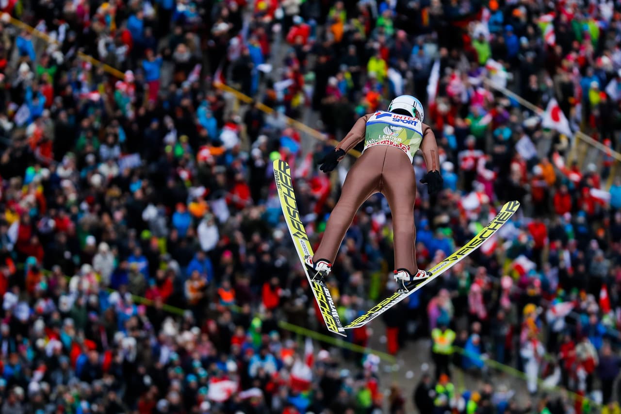 La competencia en Innsbruck (Austria) es la décima en el calendario de la Copa Mundo de salto en esquí masculino de la Federación Internacional de Esquí (FIS), la primera del 2017 y que finalizará el 26 de marzo. La capacidad de los atletas se mezcla con el espectáculo de su vuelo en medio de bellos paisajes y a una gran velocidad.