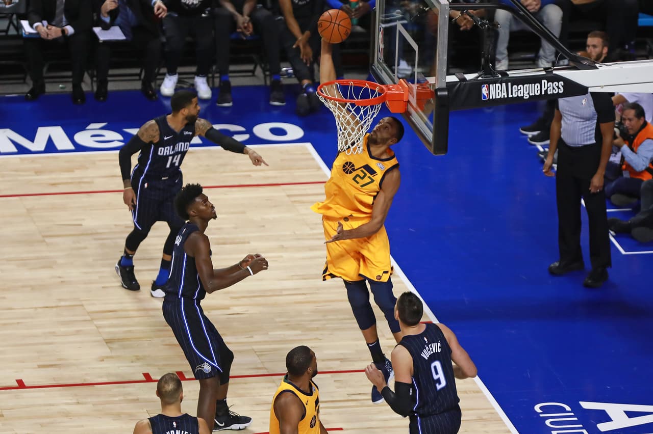 Rudy Gobert convirtió la primera volcada del partido para los Jazz. Al término del primer cuarto el marcador fue 14-14.