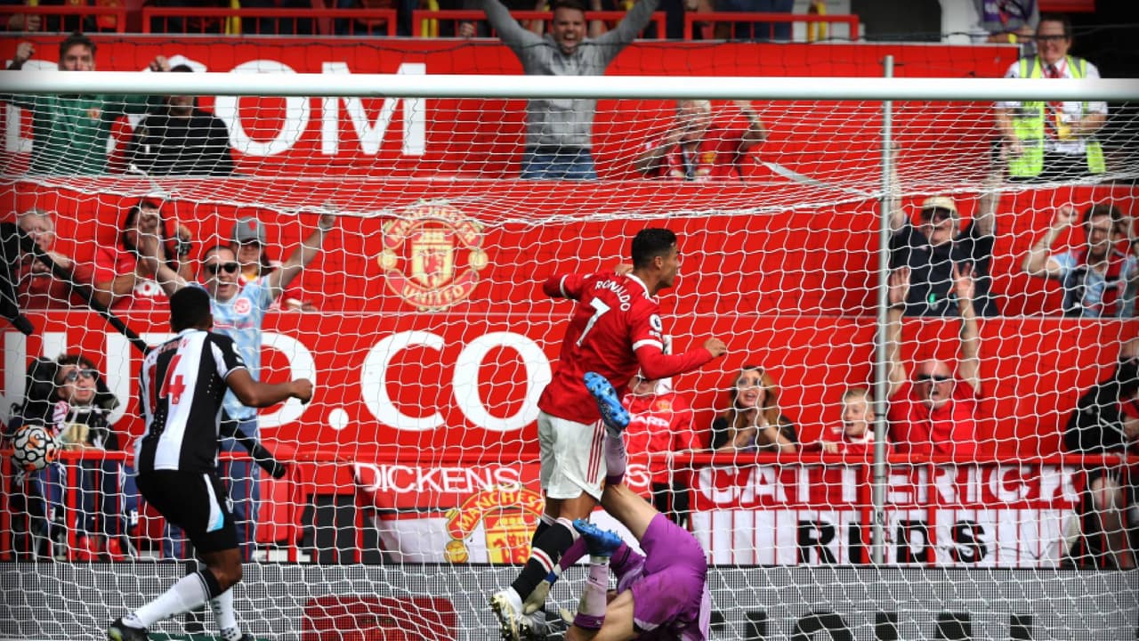 Cristiano Ronaldo ya tiene doblete en su presentación con United
