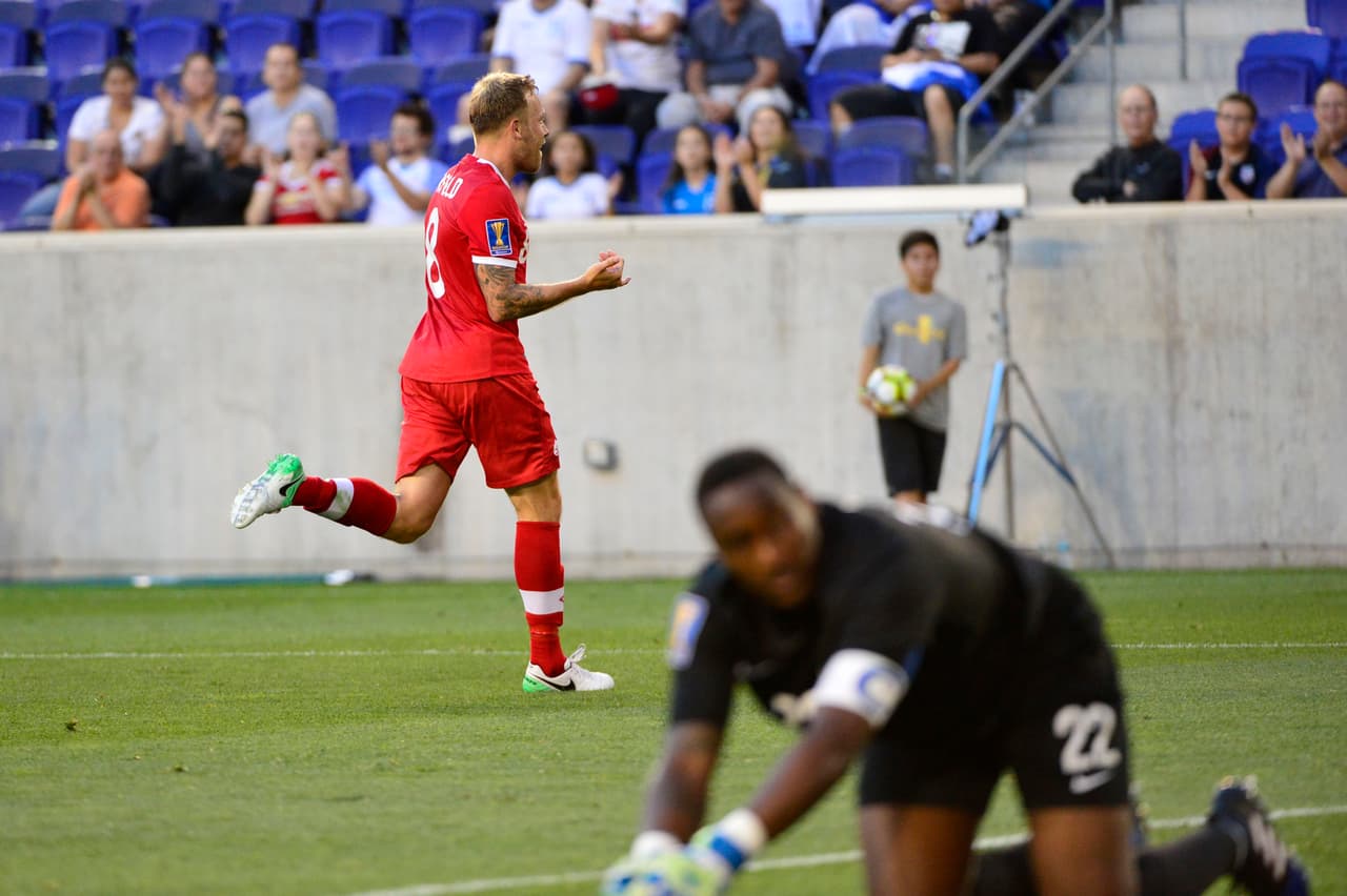 Antes de finalizar el primer tiempo, al minuto dos de reposición, llegó el 2-0 por intermedio de Scott Arfield con un remate de pierna izquierda en el borde del área.