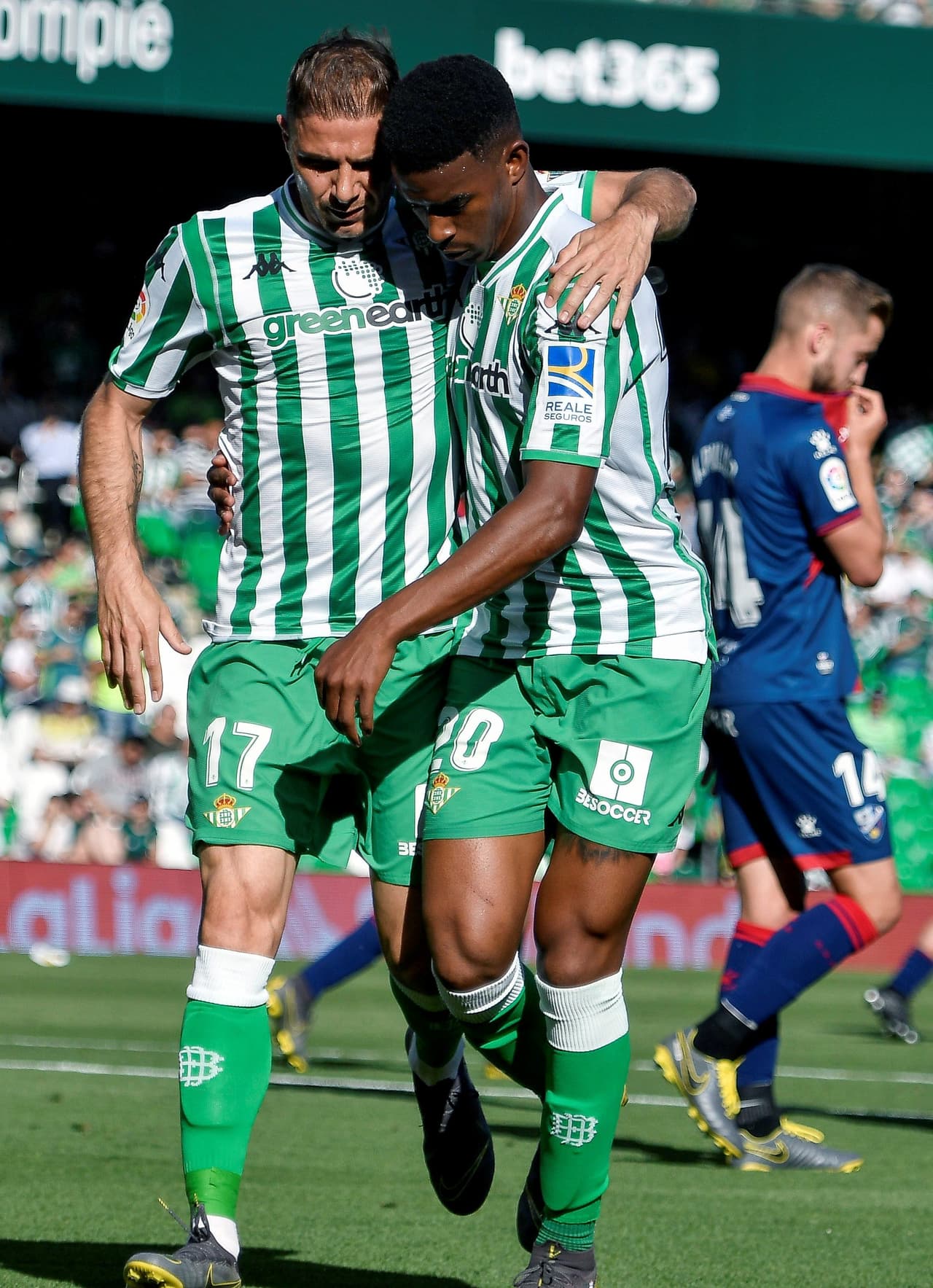 El capitán del Real Betis, Joaquín Fernández (izq.) anotó el primer gol del partido al minuto 22 del primer tiempo.