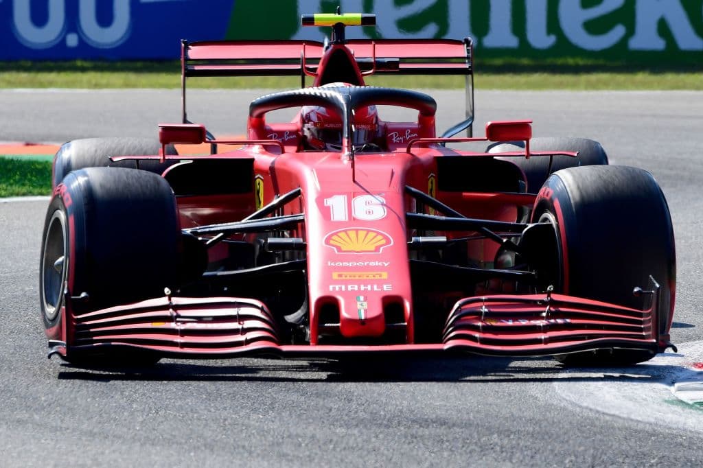 Verstappen, Norris, Ricciardo, Stroll, Albon, Gasly, Kvyat, Ocon, Leclerc, Raikkonen, Magnussen, Grosjean, Vettel, Giovinazzi, Russell y Latifi completan la parrilla de salida.