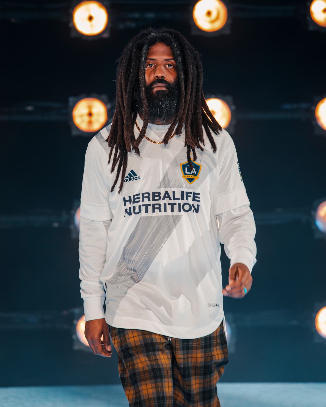 El rapero Murs lució la camiseta de LA Galaxy que celebra los 25 años del club californiano.