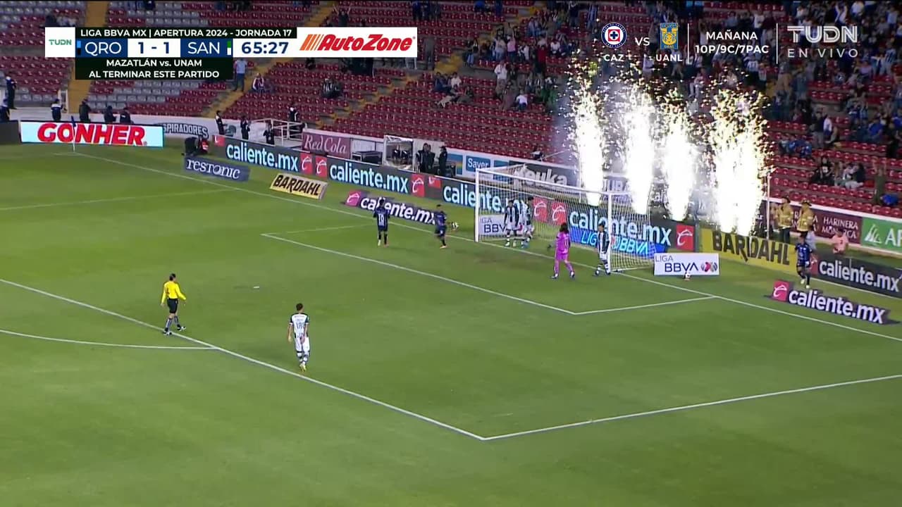 ¡CERCA! Pablo Barrera disparó que se estrella en el poste.