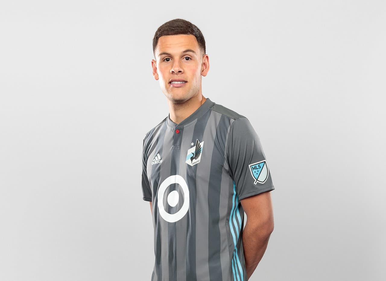 Christian Ramirez enseña con orgullo la nueva camisa titular de 'los Loons' de Minnesota United FC. (Crédito: Minnesota United FC).