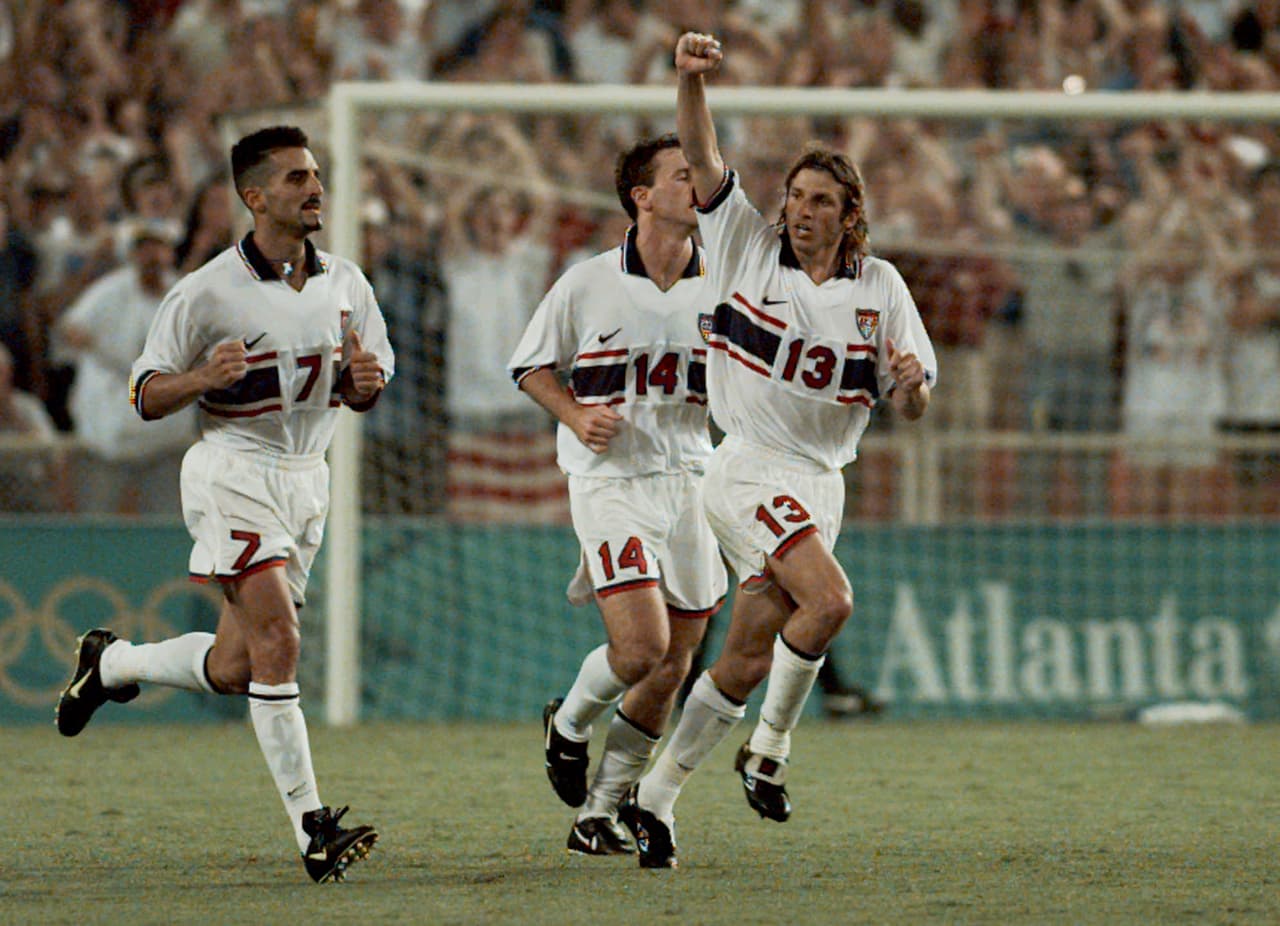 En las eliminatorias rumbo al Mundial de Sudáfrica 2010, Estados Unidos vence a México 2-0 en Columbus, el festejo desata la furia de Paco Ramírez, asistente de Sven Goran Eriksson quien arremete contra Frankie Hejduk, lo encara, lo insulta y le da una cachetada en los pasillos del estadio.