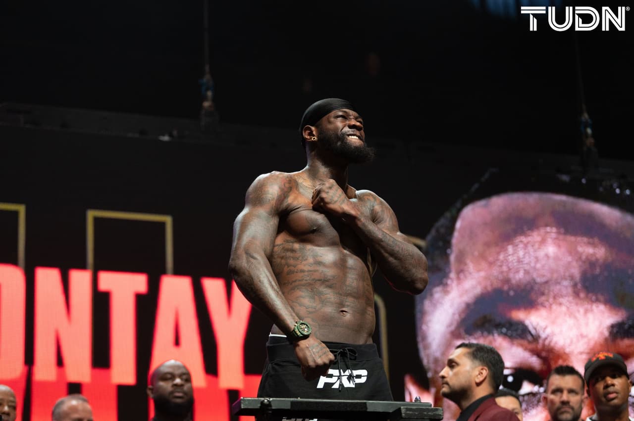 Tyson Fury (273 libras) y Deontay Wilder (231) protagonizaron un pesaje inusual al no poder realizar el tradicional cara a cara.