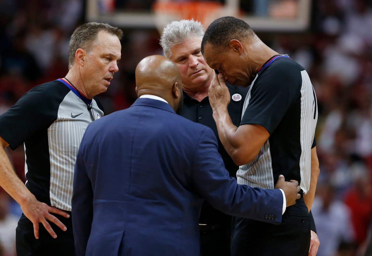 Incluso el drama aumentó con la molestia que sufrió uno de los árbitros y que obligó a frenar momentáneamente el partido.