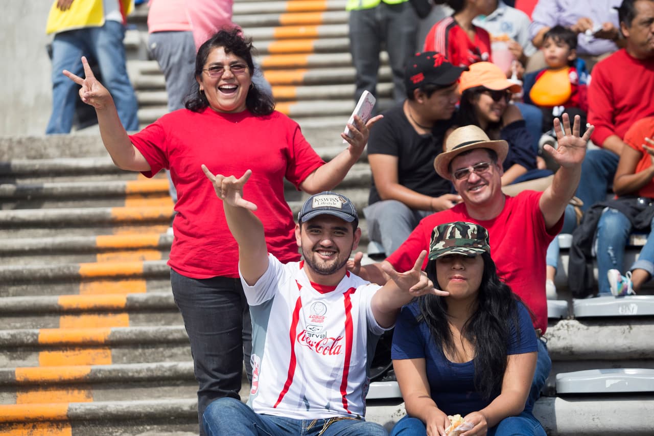 Gran colorido se vivió en los distintos estadios del país. Muchas familias y amigos acudieron con las playeras de sus equipos favoritos y disfrutaron de una jornada de muchos goles y emociones.