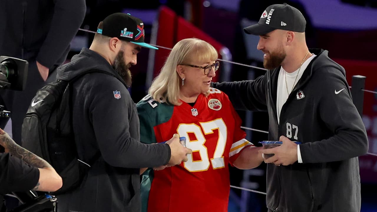 Super Bowl 2023: Madre de los hermanos Kelce presume su peculiar calzado 