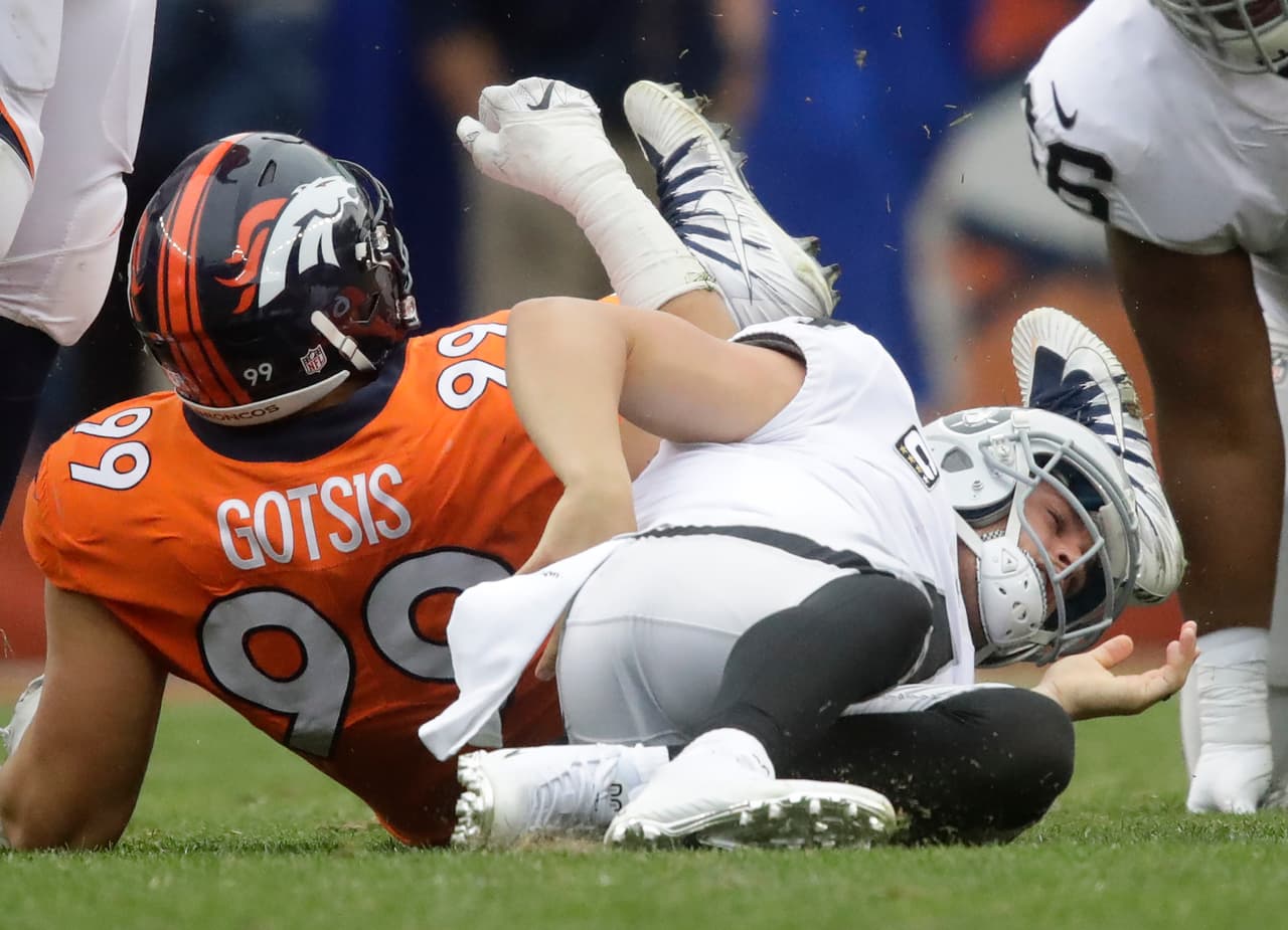 Las malas noticias continuaron para Oakland. El quarterback de los Raiders, Derek Carr, volvió a lesionarse tras sufrir un duro golpe en la espalda baja de los defensivos de Denver.