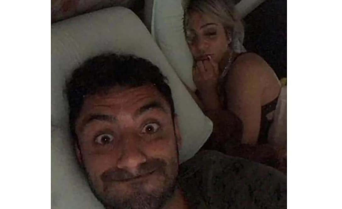 Daniel Correa y una de las fotos que le habría mandado a un amigo.