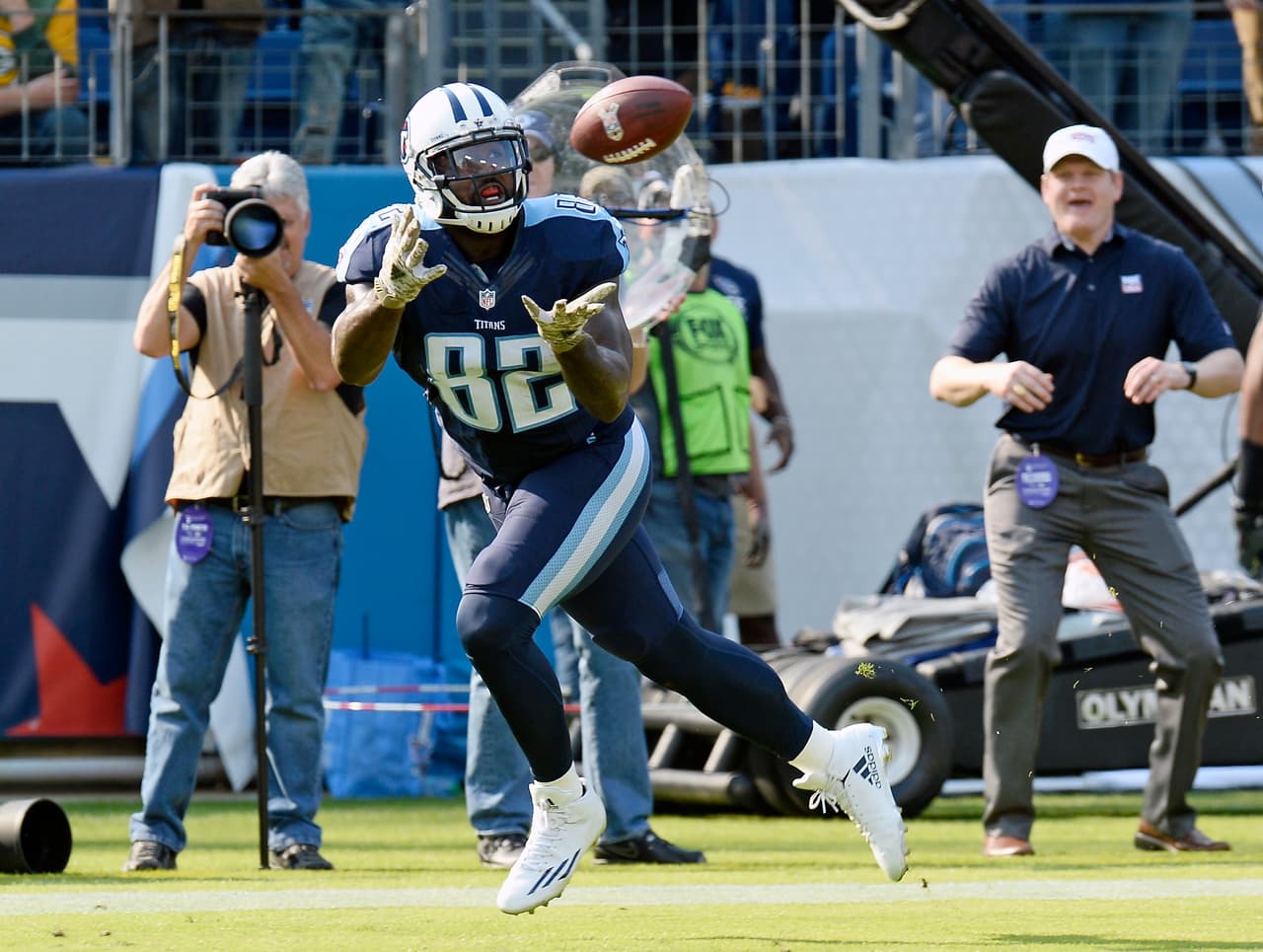 <b>Delanie Walker – TE, Tennessee Titans</b>
<br>El ala cerrada de los Titans está teniendo una excelente temporada tras dejar atrás las lesiones y este domingo fue el mejor en su posición durante la paliza contra Green Bay. Walker tuvo nueve recepciones para 124 yardas y un touchdown ante los Packers y es el objetivo predilecto de Mariota. Es uno de los cuatro ‘tight ends’ en la NFL con cinco anotaciones esta campaña pero supera a los otros tres cabalmente en cuanto a recepciones y yardas totales.