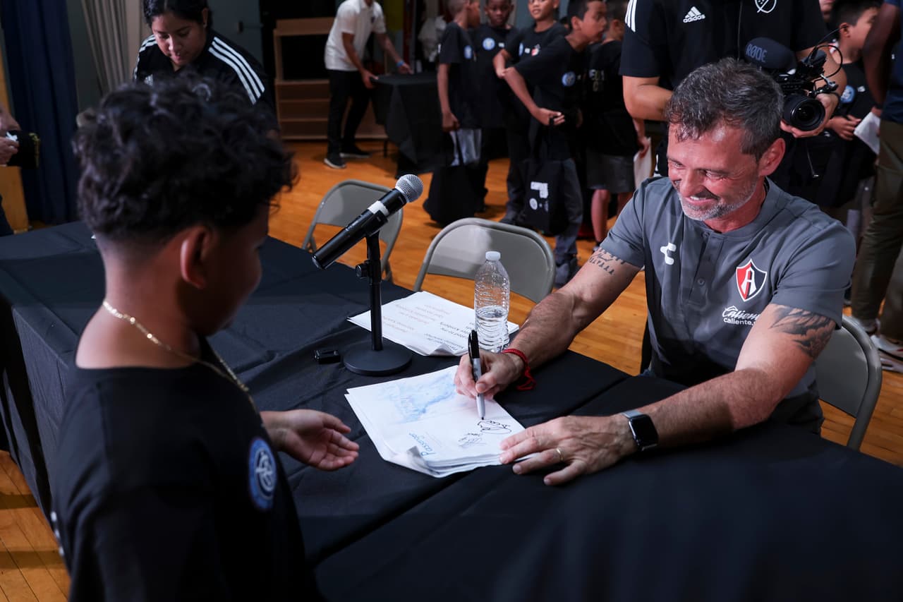 Cocca, Cushing y el defensor de NYCFC Maxime Chanot inauguraron una biblioteca en la escuela primaria PS 49 de El Bronx para complementar las tareas de esparcimiento y alfabetización impulsadas por el programa de New York City FC 'City in the Community'.
<br>