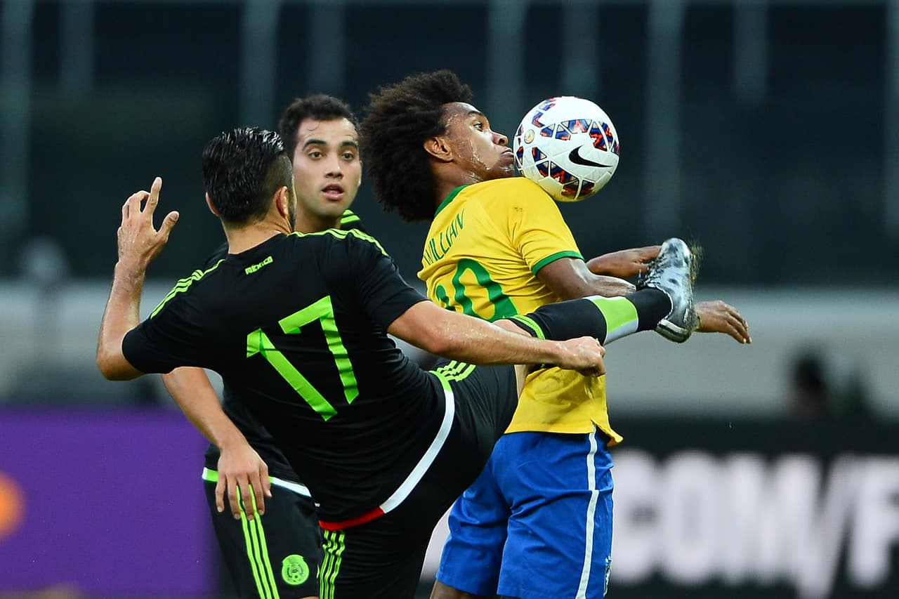 Mario Osuna: El volante tuvo mucha participación con el Tricolor, robó varios balones a sus rivales y aportó en el ataque con disparos de lejos. Fue de los jugadores que se animó a tirar de lejos probando al guardamea brasileño. Calificación: 8.