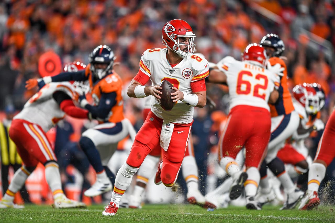 Los Kansas City Chiefs vencen a los Denver Broncos 30-6, pero pierden a Patrick Mahomes por lesión en la rodilla.