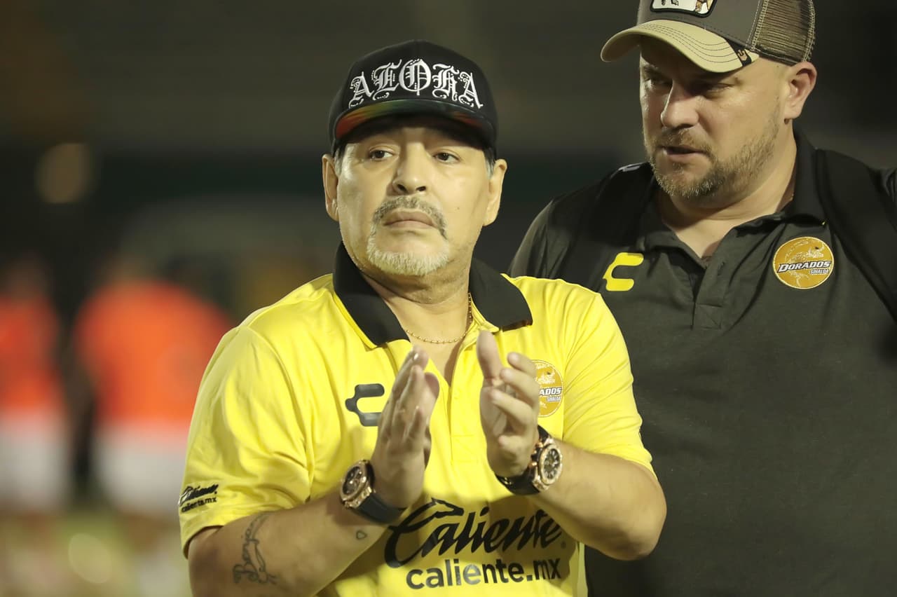 Maradona entrega dinero reunido para damnificados en Sinaloa