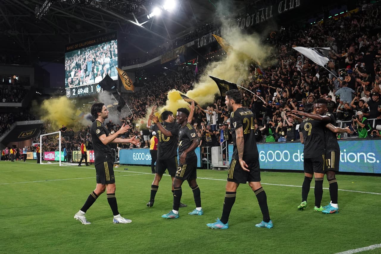 La acción de la Rivalry Week de la MLS comenzó el viernes por la noche con una gran victoria de LAFC por 3-2 sobre LA Galaxy en El Tráfico.
<br>