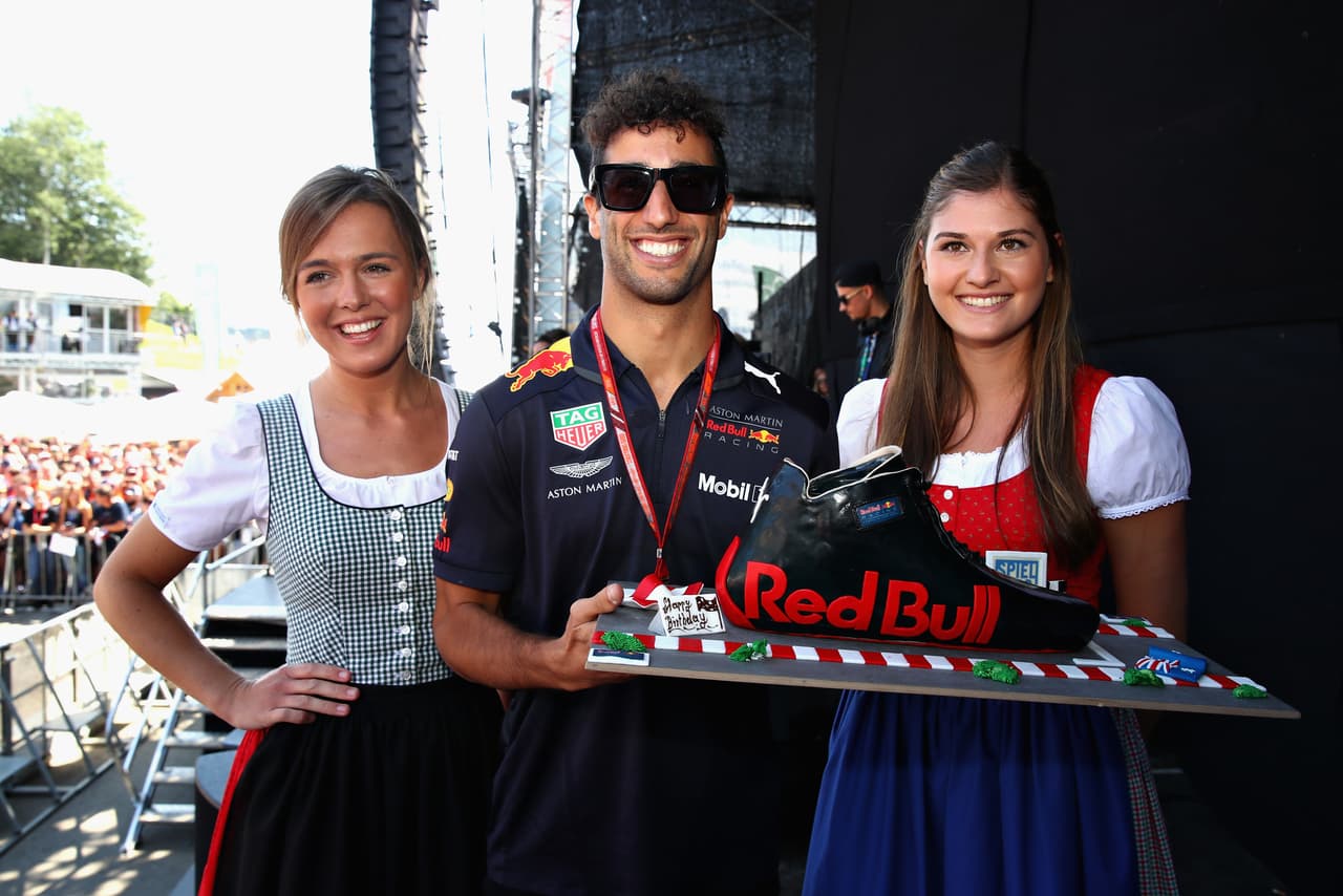La buena costumbre de los pasteles en los cumpleaños se vivió en la Fórmula 1, en el cumpleaños de Daniel Ricciardo en el Gran Premio de Austria en 2018.