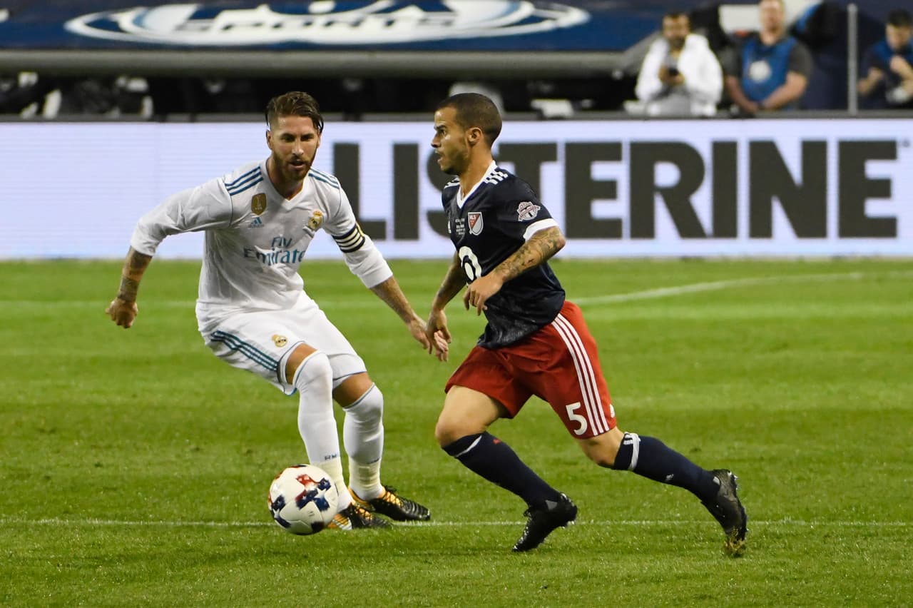 Sebastian Giovinco frente a Sergio Ramos, toda una postal del encuentro jugado en el Soldier Field de la ciudad de Chicago. (USA Today Images)