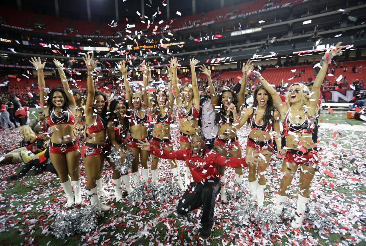 La belleza de las porristas, la alegría de los fanáticos, el colorido de las presentaciones y hasta la presencia de algunas celebridades le dieron el ingrediente perfecto a la fiesta del fútbol americano de NFL fuera de la competencia en la definición de los equipos, Atlanta Falcons y New England Patriots, que estarán en el Super Bowl.