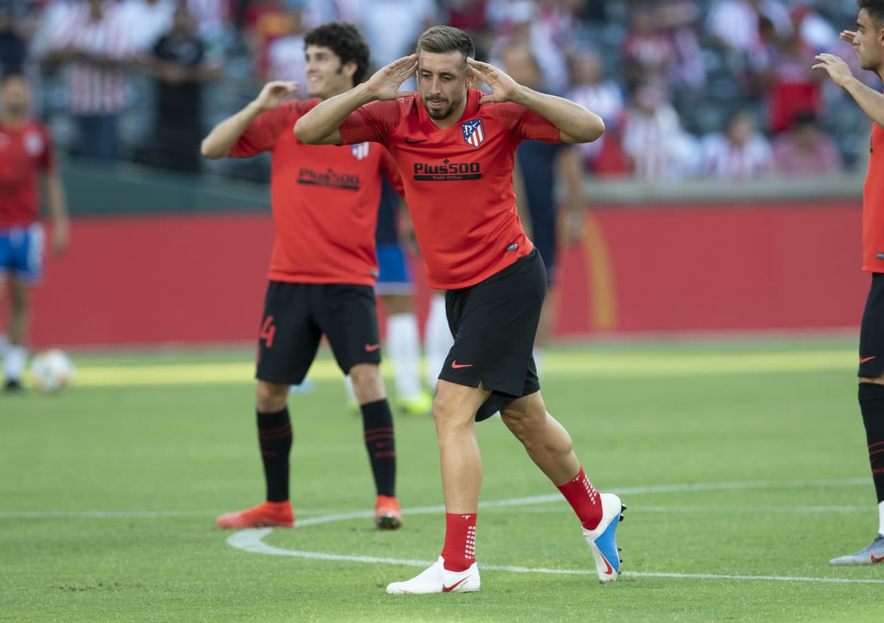 Héctor Herrera realizando ejercicios previo al encuentro ante Chivas.