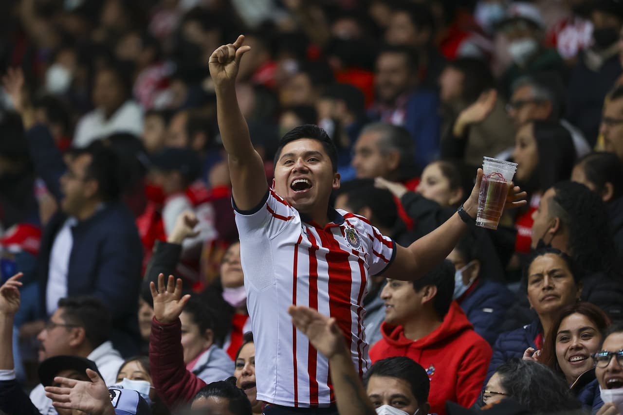 En un partido de poder a poder y donde Chivas se quedó con 10 hombres desde el minuto 27, los Diablos Rojos rescataron el empate sobre la agonía del partido.