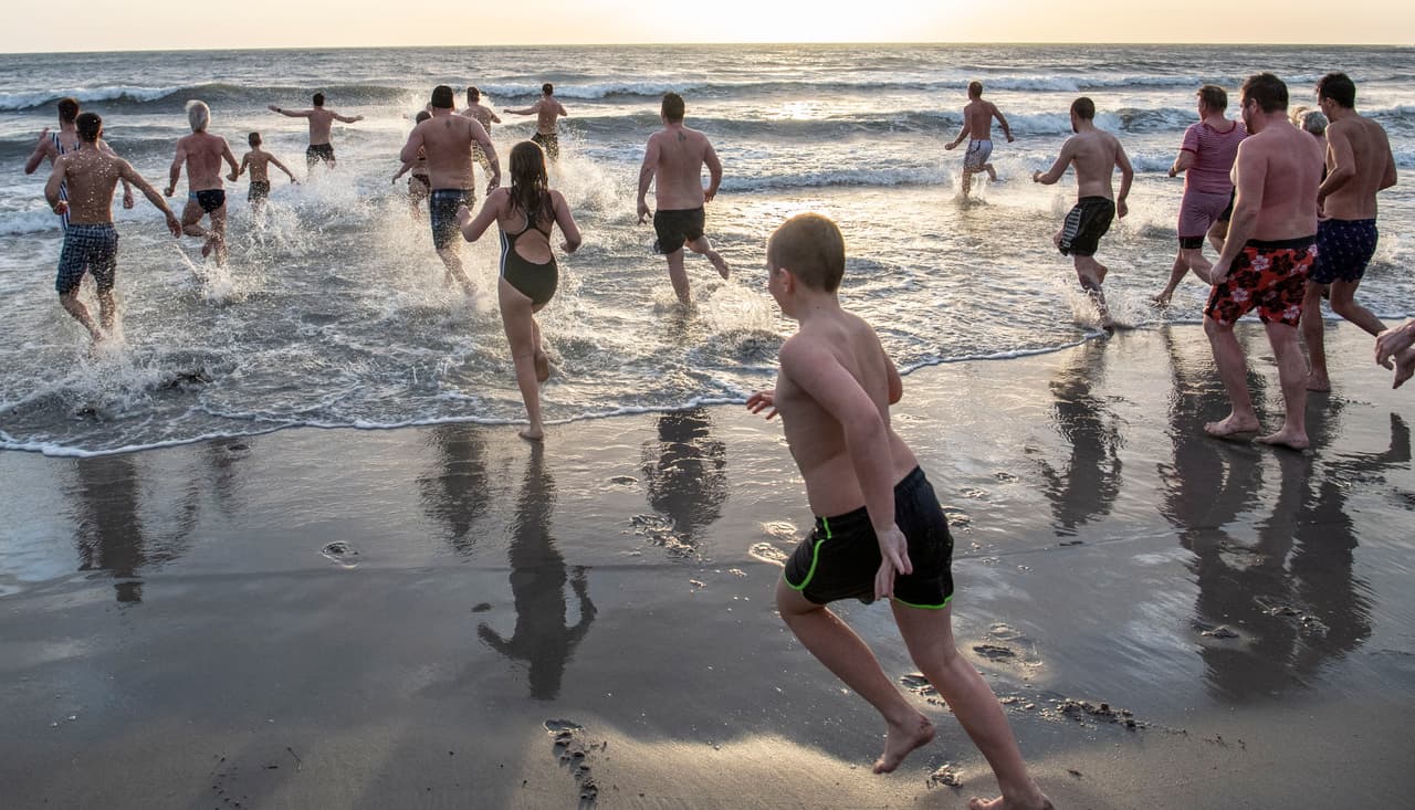 En el puerto de Ystad, Suecia, están de acuerdo con sus amigos italianos y creen que la mejor forma de empezar el año es con un baño helado en el mar.