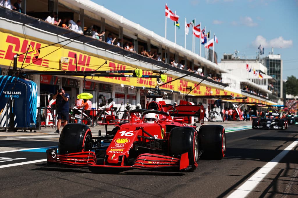 Las clasificaciones tuvieron un toque polémico pues el británico realizó un movimiento inesperado al salir a una velocidad muy baja de los pits, obstaculizando a Max Verstappen y afectando a Sergio Pérez quien debido a esto no pudo terminar su última vuelta en la Q3, restando la posibilidad de que terminara en una mejor posición.