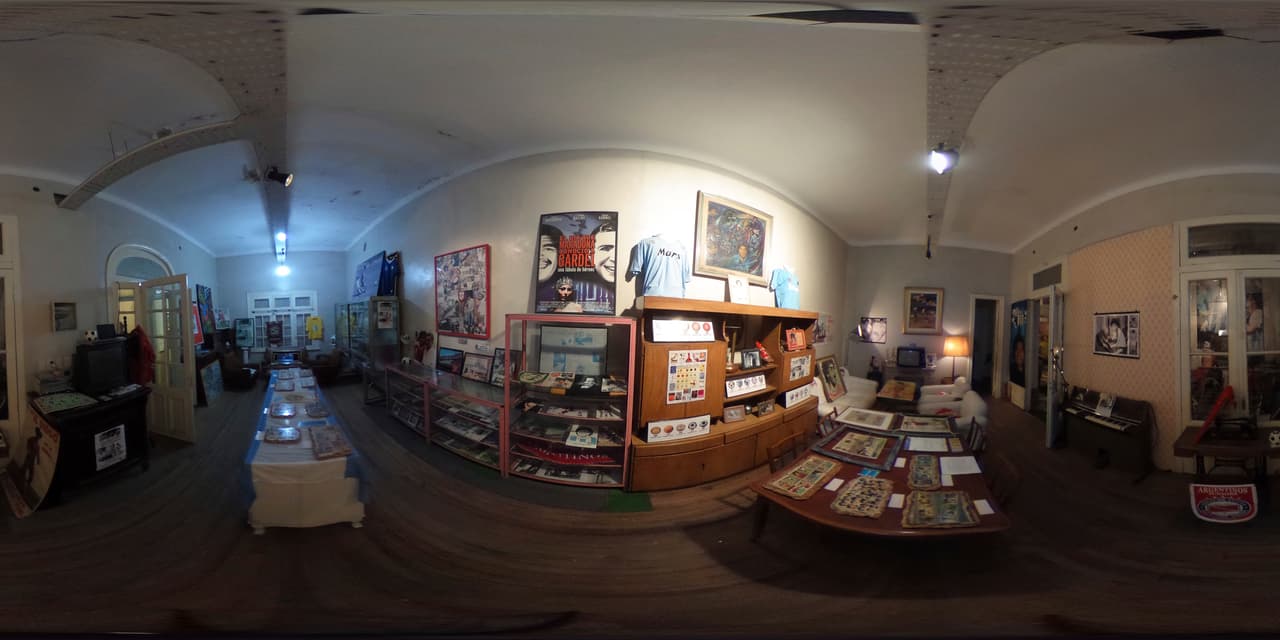 La casa contiene detalles que recrean la vida del jugador y aún conserva prendas personales del crack, que en esa época hacía su debut profesional, a los 18 años.