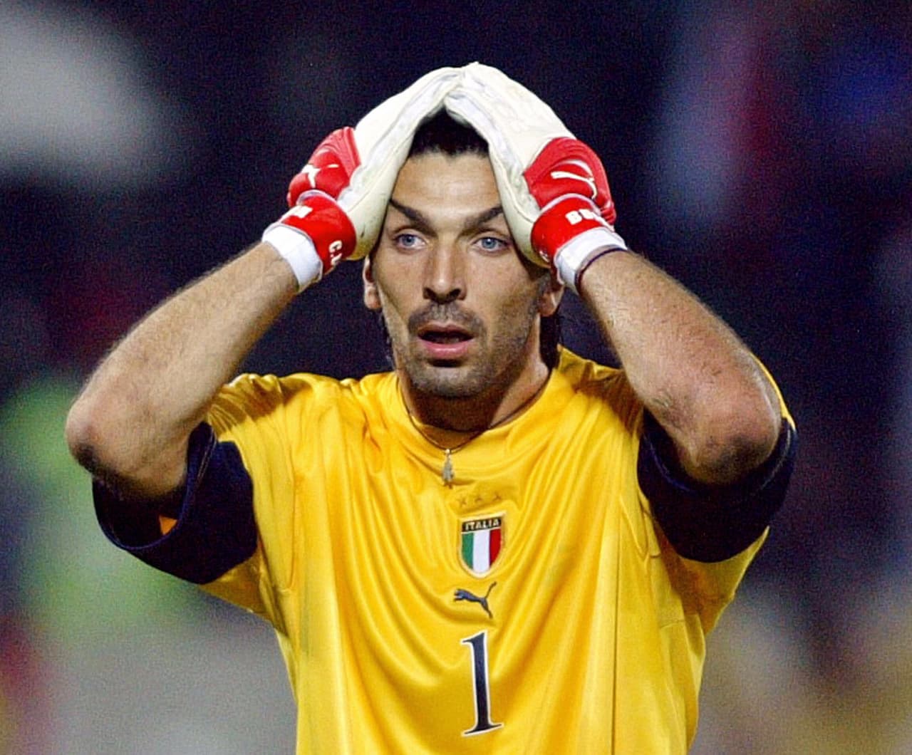 Fue en los playoffs de clasificación ante Rusia tras lesión de Gianluca Pagliuca. Buffon solo tenía 19 años , Italia avanzó al Mundial, Cesare Maldini lo llevó a Francia pero no jugó.