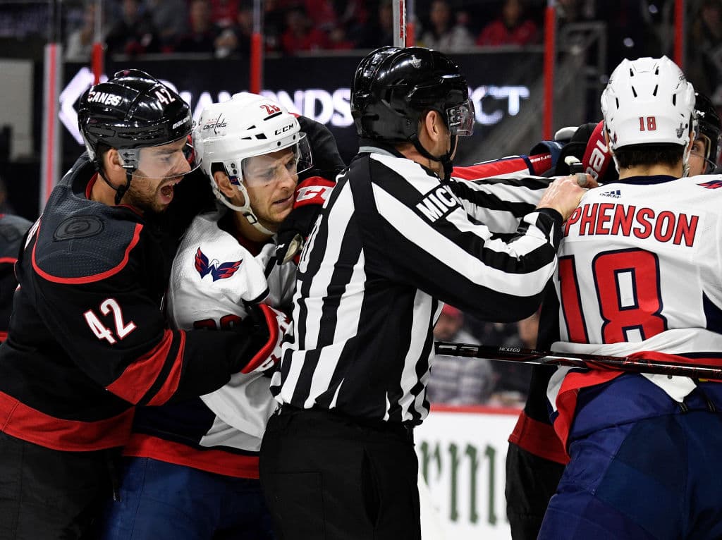 Esto a su vez derivó en que se calentaran más los ánimos y que se formara otra melé en el hielo, aunque se apaciguaron pronto.