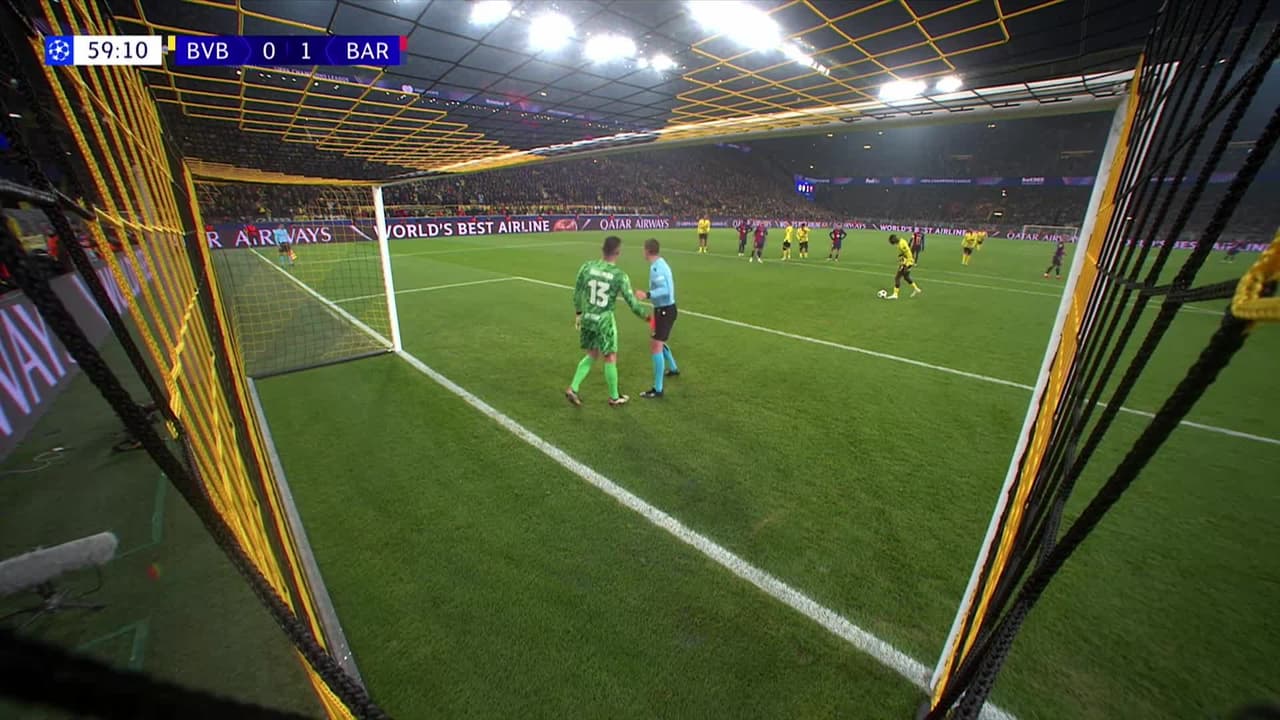 ¡GOL!  anota para Borussia Dortmund. Serhou Guirassy